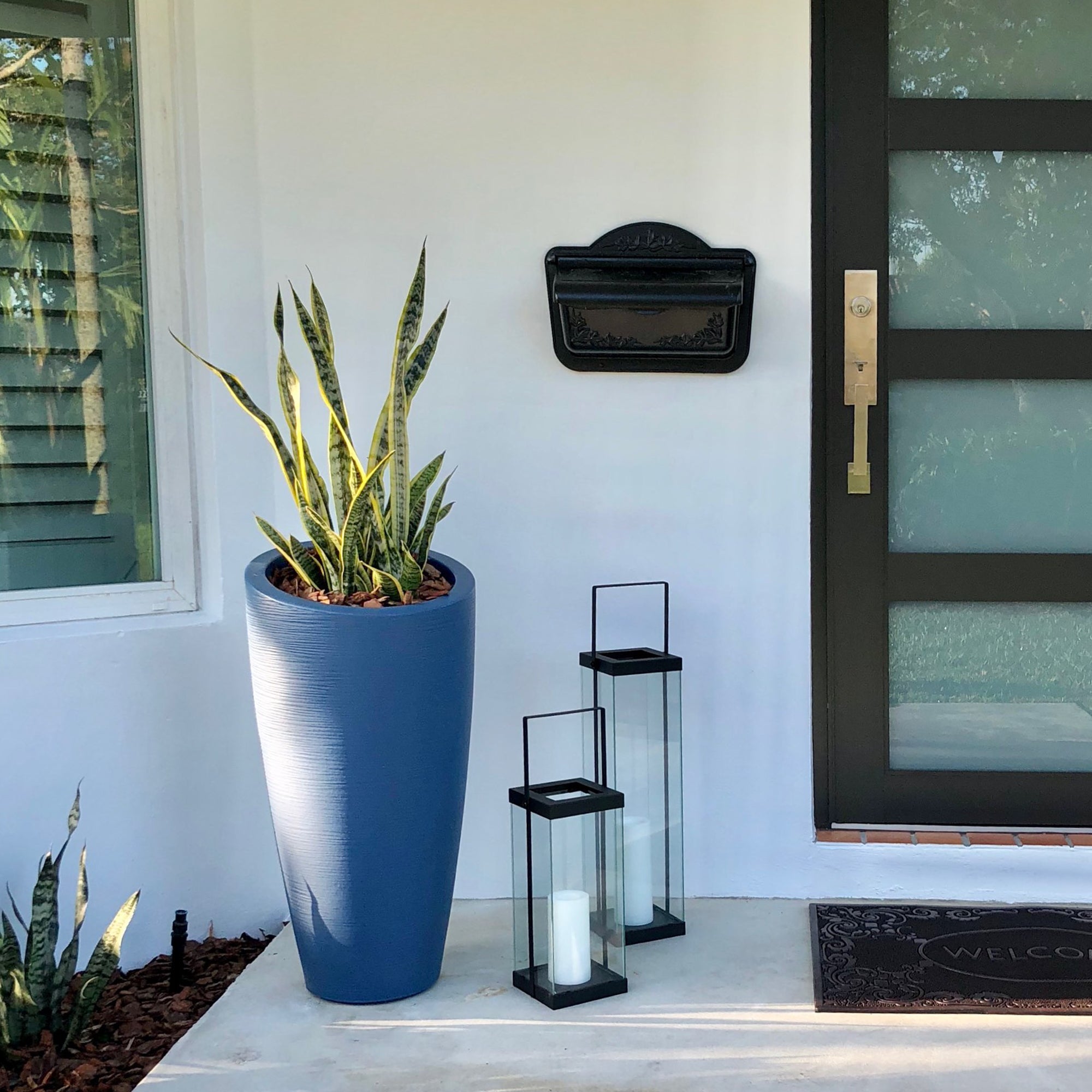 Mayne Modesto 32in Tall Planter