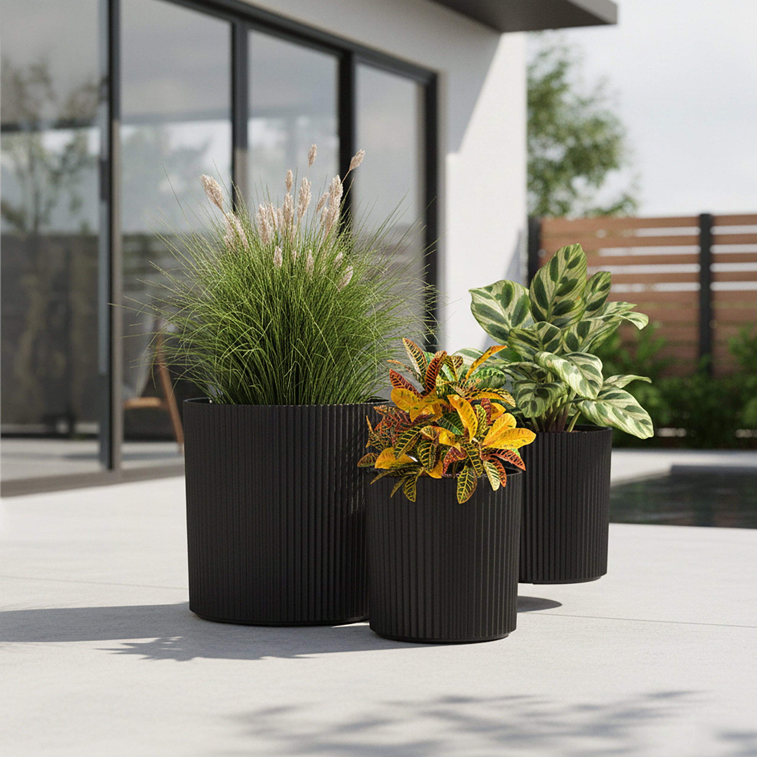 Mayne Serene Round Ribbed Planter with Drainage Hole