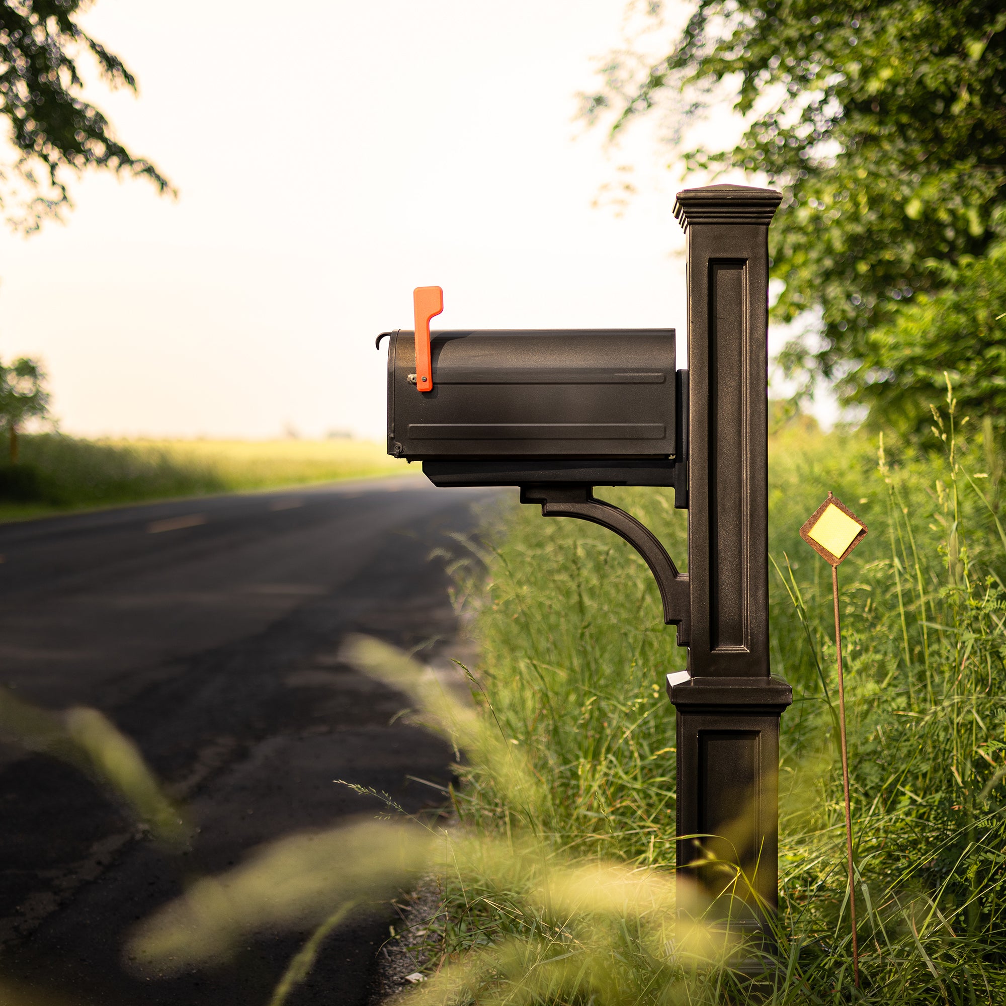 Mayne Newport Plus Single Arm Mail Post