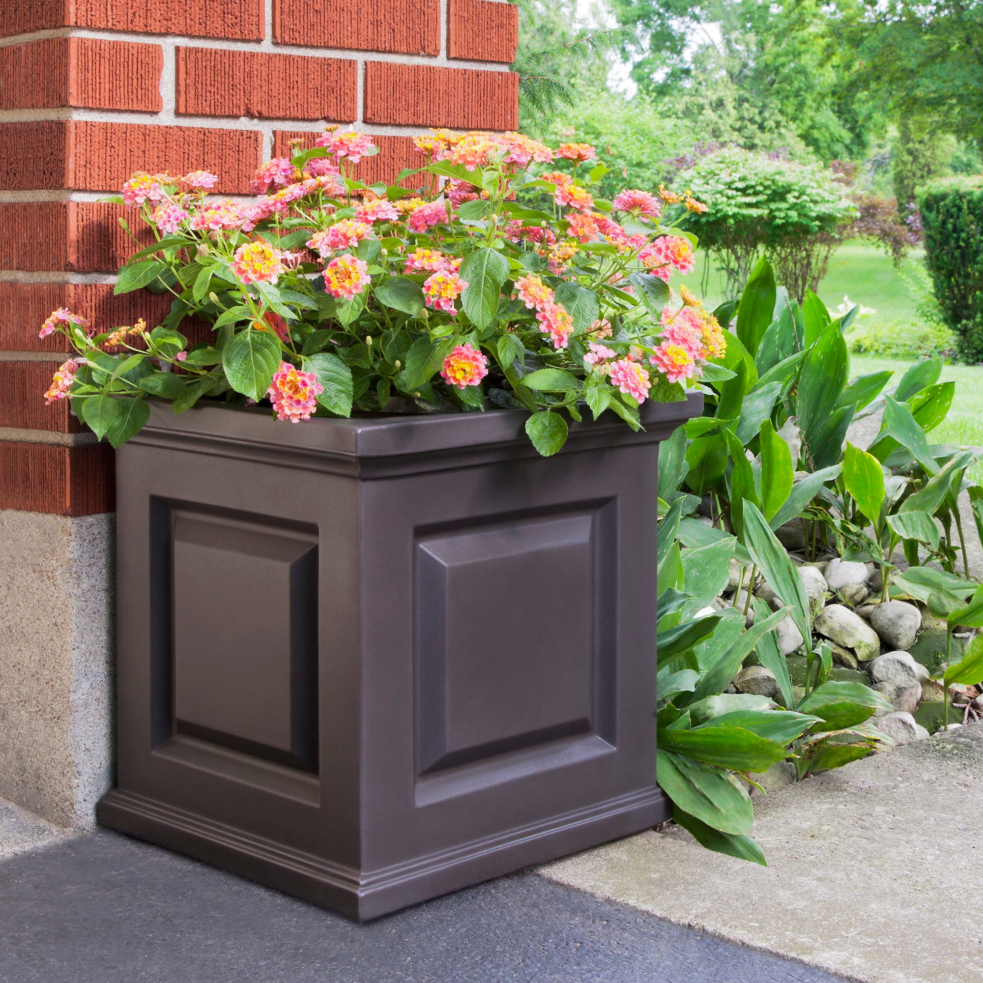 Mayne Nantucket 16-Inch Self-Watering Square Planter