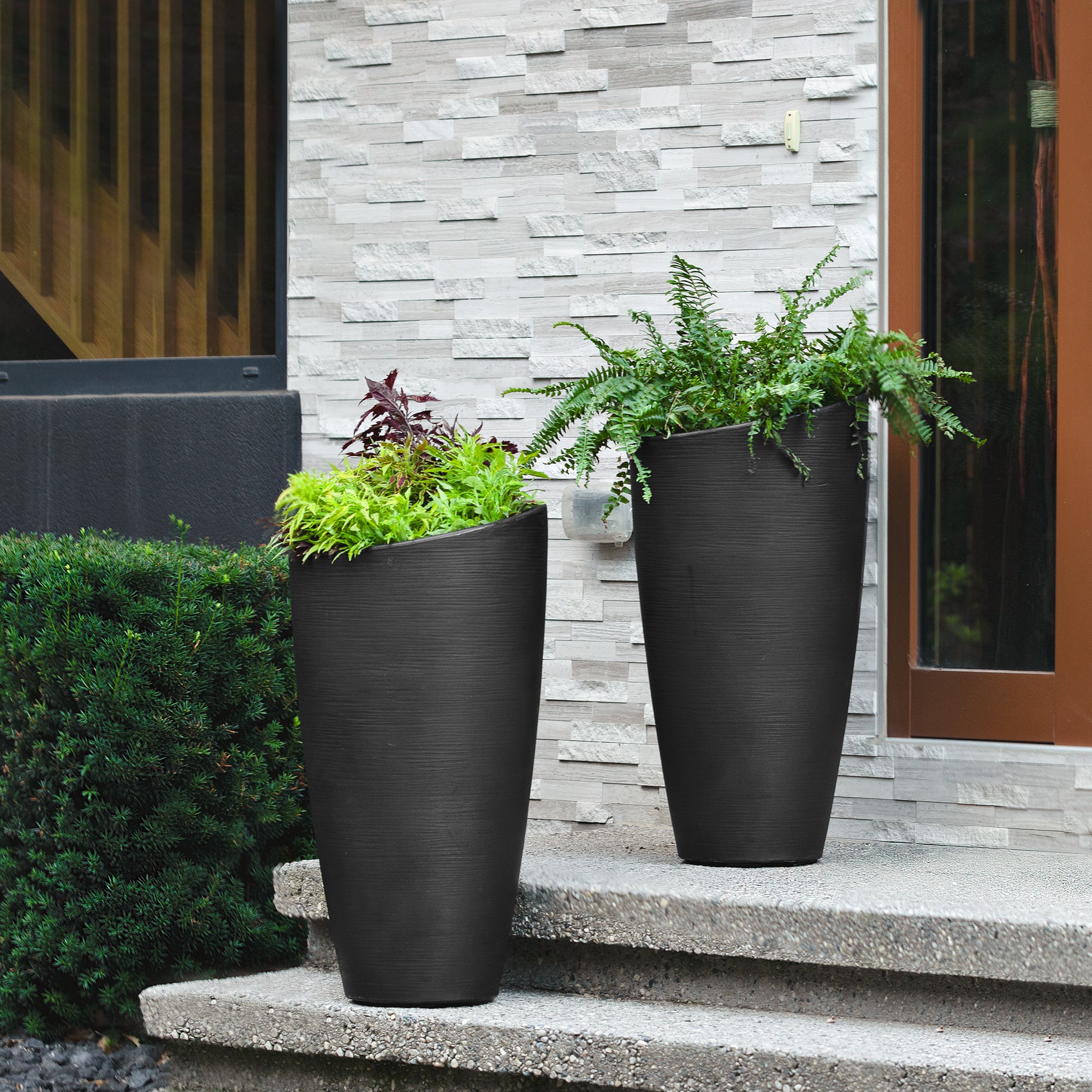 Mayne Modesto 32in Tall Planter