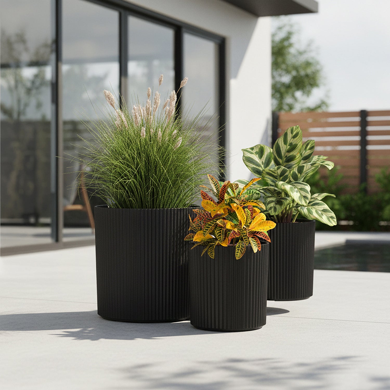 Mayne Serene Round Ribbed Planter with Drainage Hole