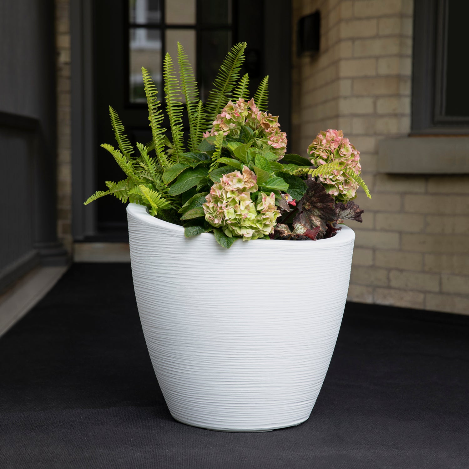 Mayne Modesto 20-Inch Round Indoor and Outdoor Planter (White)